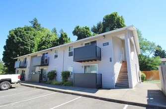 1432-1422-1428 NE 160th Ave in Portland, OR - Building Photo - Building Photo