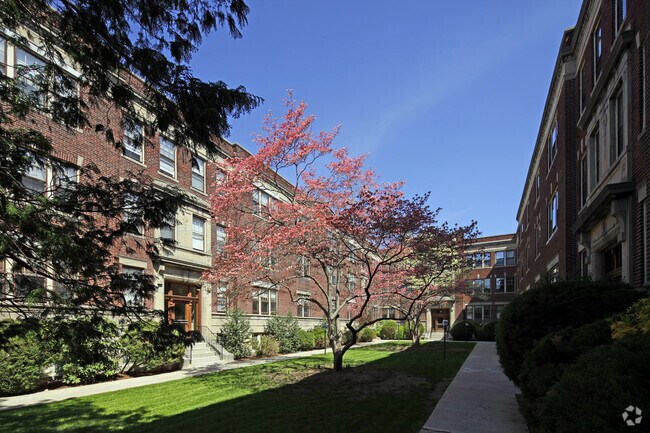 16 Alton Pl, Unit 2 in Brookline, MA - Foto de edificio - Building Photo