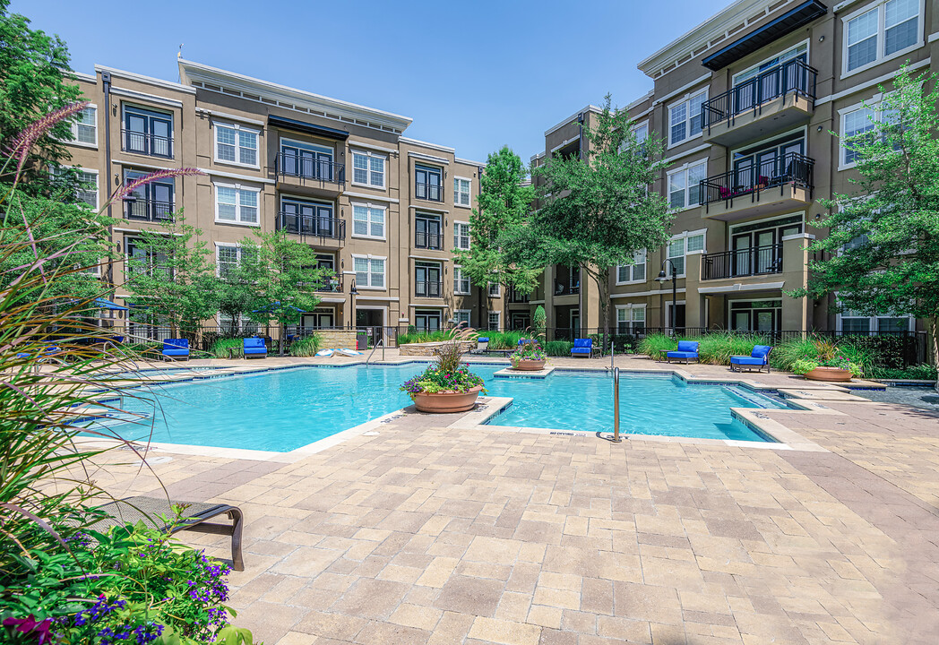 Via Las Colinas in Irving, TX - Foto de edificio