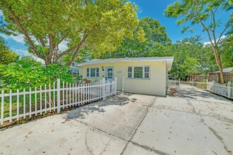 4413 W Rogers Ave in Tampa, FL - Foto de edificio - Building Photo