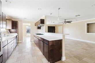 8305 Fairfax Dr in Chalmette, LA - Foto de edificio - Building Photo