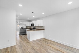 1303 White Pine Dr in Wellington, FL - Building Photo - Building Photo