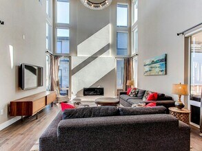 8374 E 51st Ave in Denver, CO - Foto de edificio - Building Photo