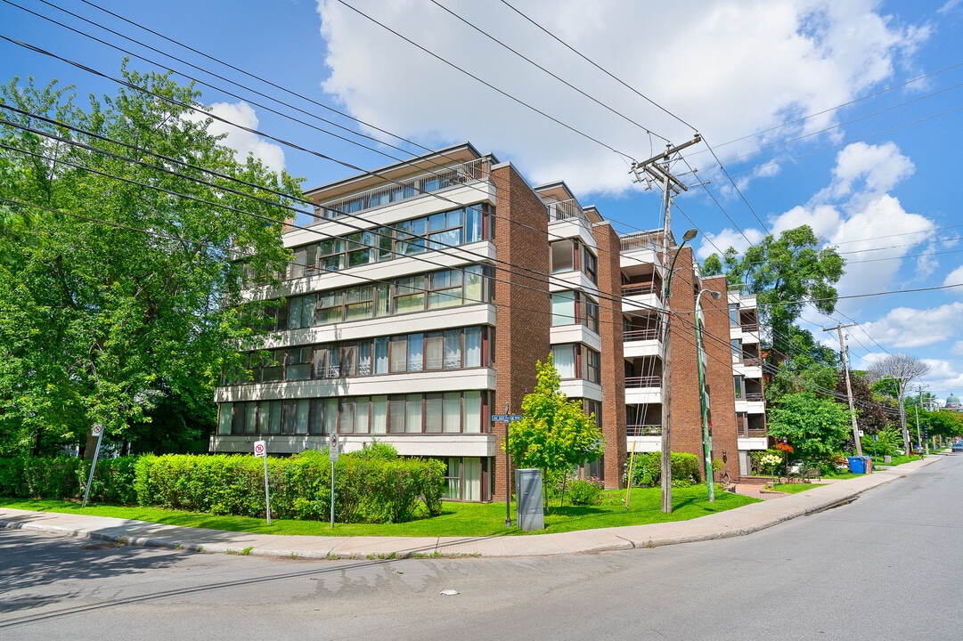 6211 De La Côte-Saint-Luc Ch in Hampstead, QC - Building Photo