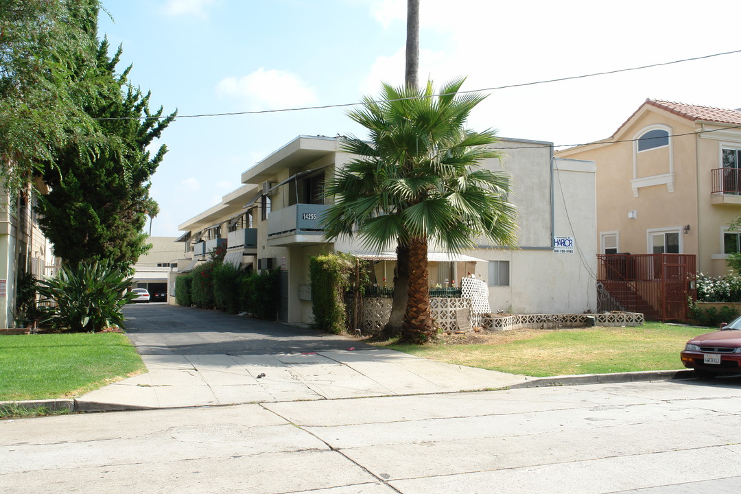 Dickens Courtyard 6 in Sherman Oaks, CA - Building Photo