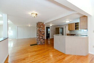 1861 E Main Rd in Portsmouth, RI - Building Photo - Building Photo