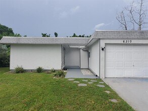 6310 NW 71st Ave in Tamarac, FL - Foto de edificio - Building Photo