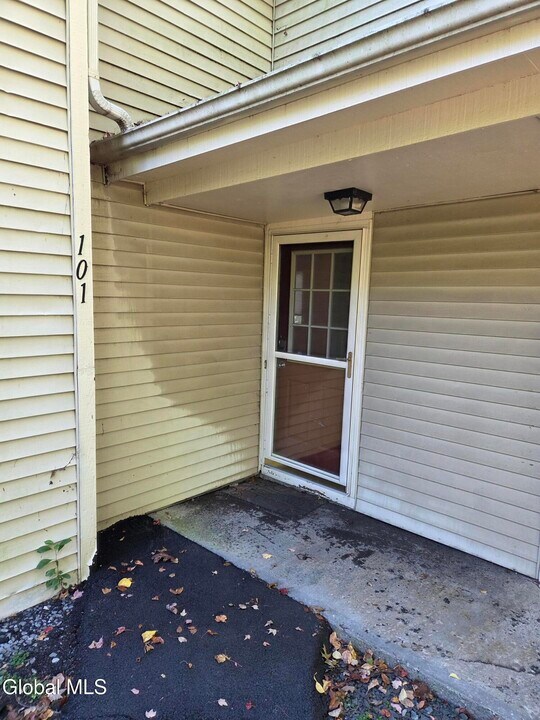 101 Victory Way in Clifton Park, NY - Foto de edificio