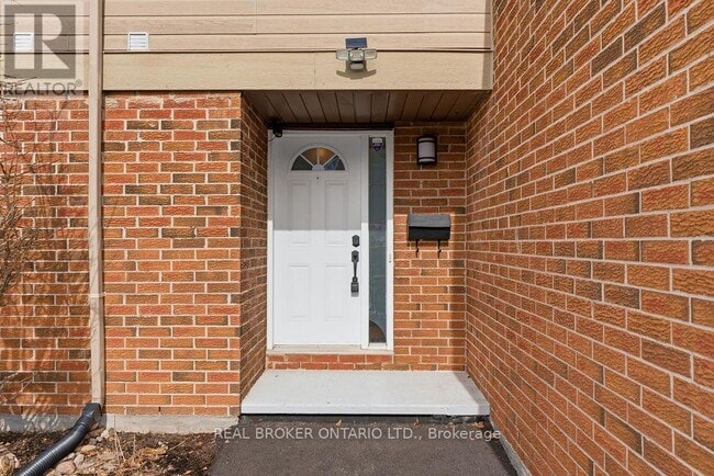 3205 Uplands Dr in Ottawa, ON - Building Photo - Building Photo