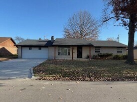 1806 SE Crouch St in Bentonville, AR - Building Photo