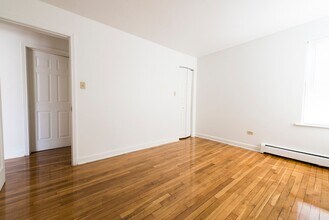 7624 S Kingston Chicago, IL 60649 in Chicago, IL - Building Photo - Building Photo