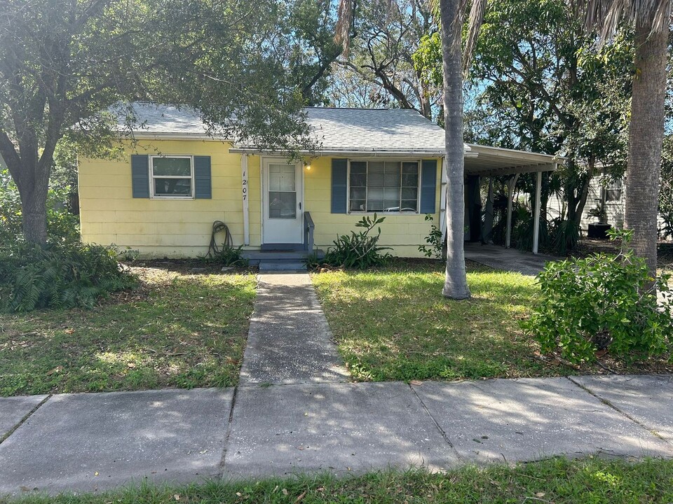 1207 55th St S in Gulfport, FL - Building Photo