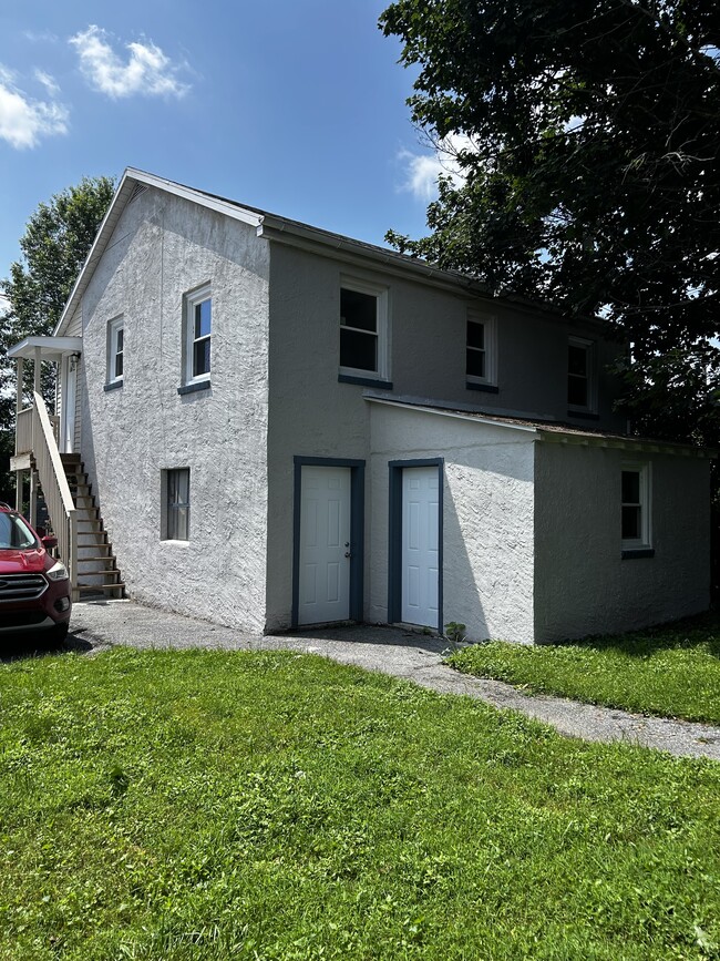 1925 Valley Rd, Unit 4 in Coatesville, PA - Foto de edificio - Building Photo