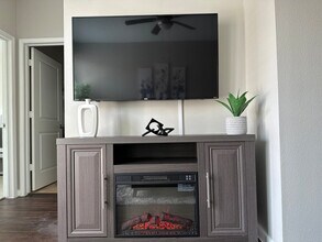 800 W Sam Houston Pkwy N in Houston, TX - Building Photo - Building Photo