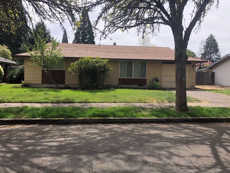 2266 Birchwood Ave in Eugene, OR - Building Photo