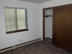 10628 W Bobolink Ave, Unit 8 in Milwaukee, WI - Foto de edificio - Building Photo
