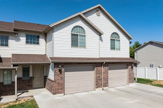 Clearfield Townhomes in Clearfield, UT - Building Photo - Building Photo
