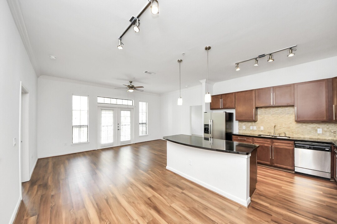 6363 San Felipe St in Houston, TX - Building Photo