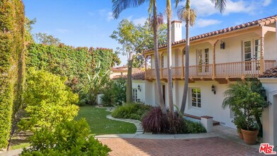 221 S Beverly Glen Blvd in Los Angeles, CA - Building Photo - Building Photo