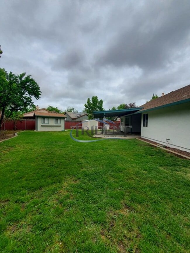 1180 Willow Creek Dr in Yuba City, CA - Foto de edificio - Building Photo