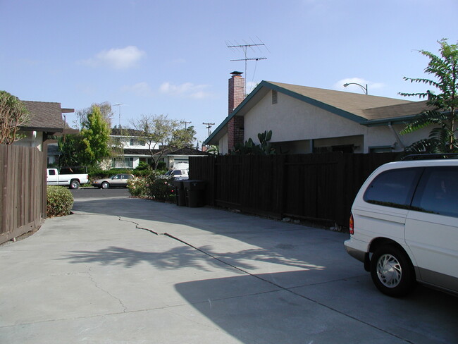 1355 San Domar Dr in Mountain View, CA - Foto de edificio - Building Photo