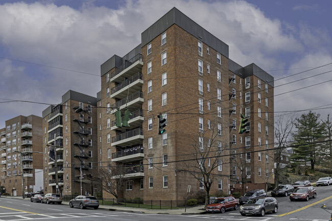 Parkway House in Yonkers, NY - Building Photo - Building Photo