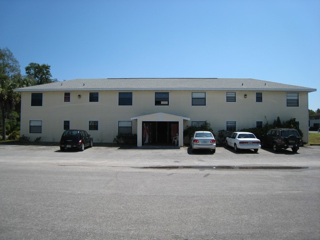 8550 W Mayo Dr in Crystal River, FL - Building Photo - Building Photo