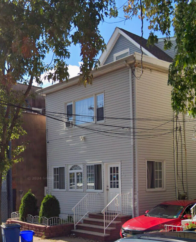 36 E Russell St, Unit 1 in Clifton, NJ - Foto de edificio - Building Photo