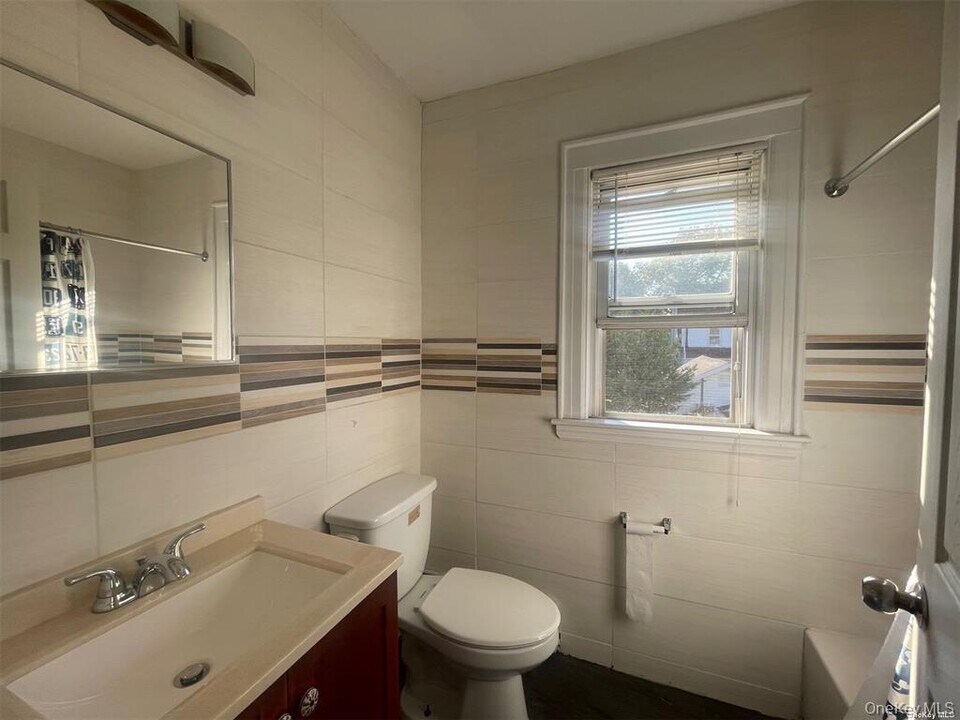 89-08 250th St in Queens, NY - Building Photo