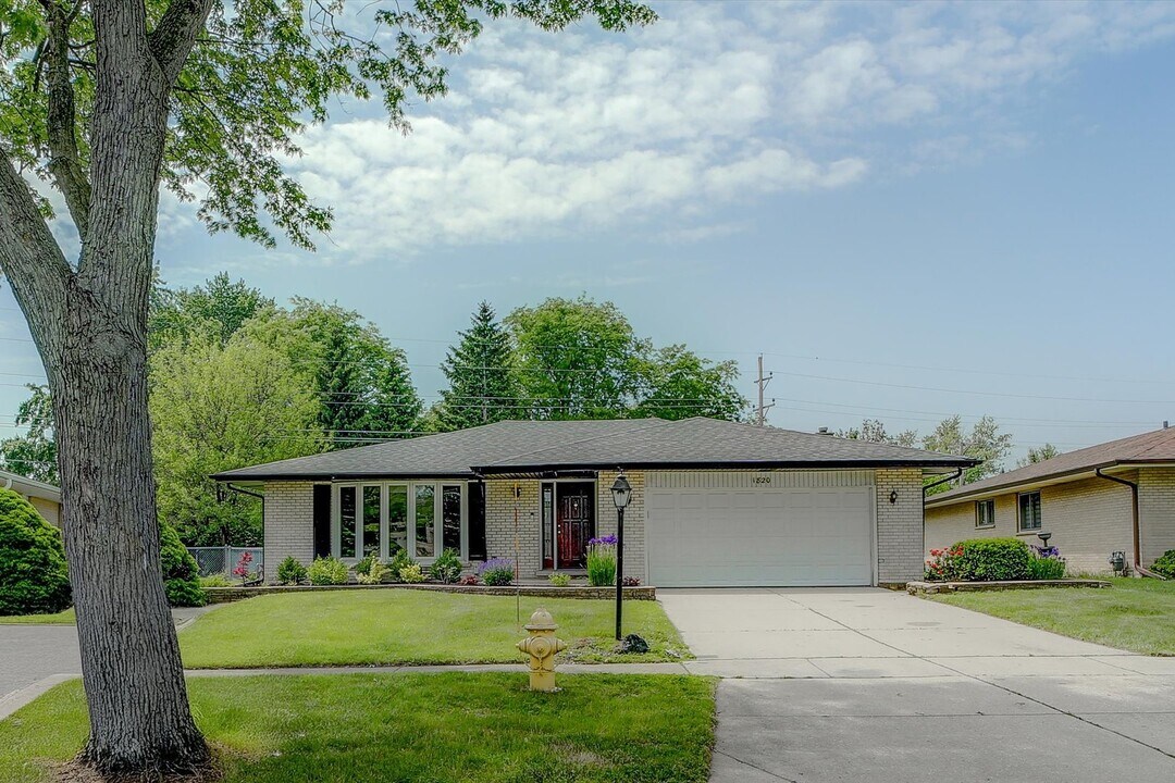 1820 N Andoa Ln in Mount Prospect, IL - Building Photo