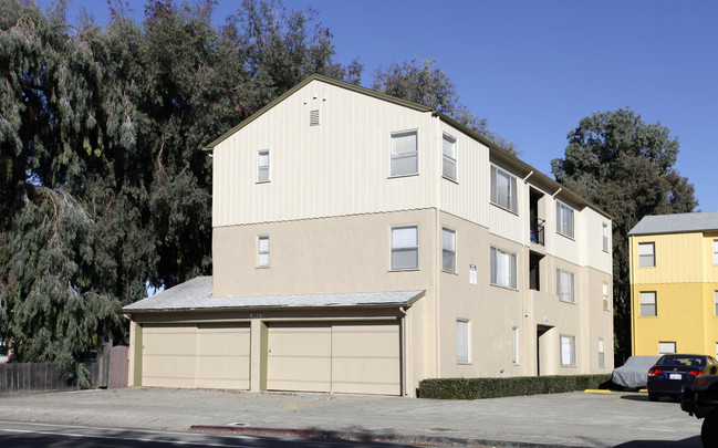 360 & 390 Estudillo Ave in San Leandro, CA - Building Photo - Building Photo