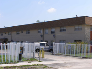 Parkway House Apartments in Miami, FL - Building Photo - Building Photo