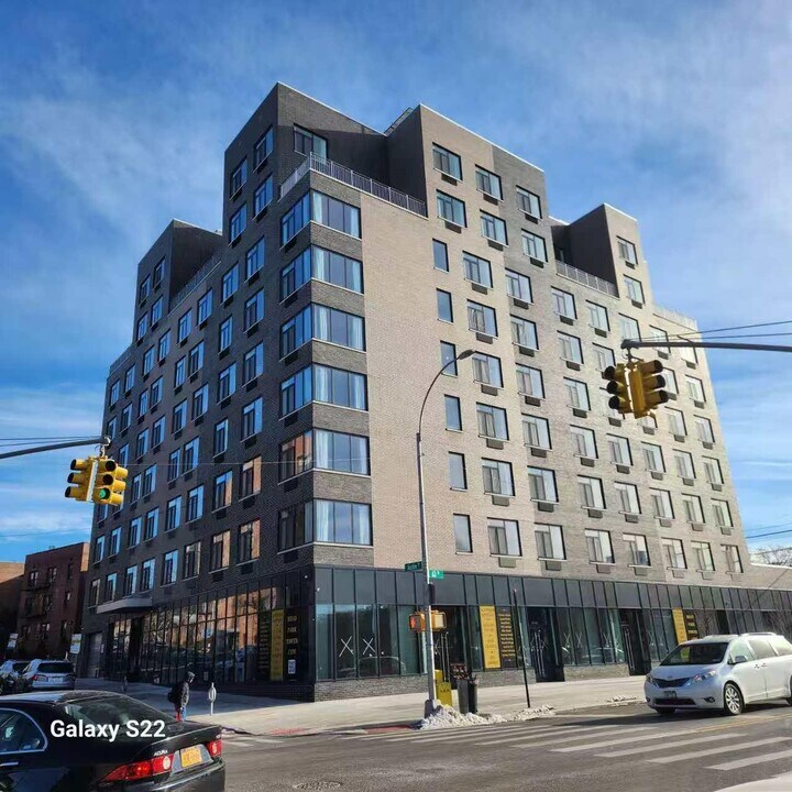63-68-68 Austin St in Queens, NY - Building Photo