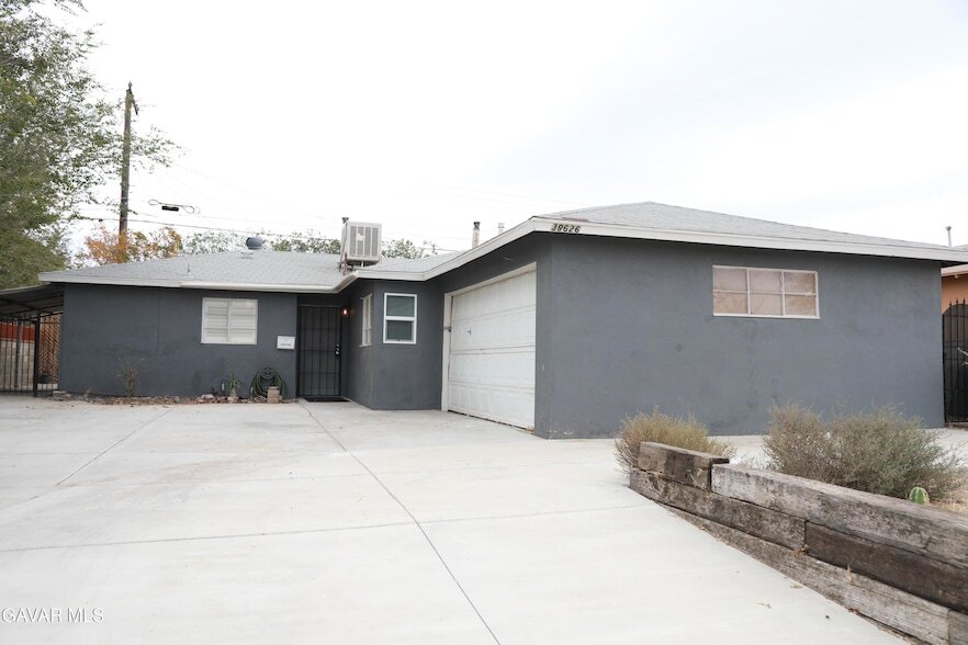38626 Frontier Ave in Palmdale, CA - Building Photo