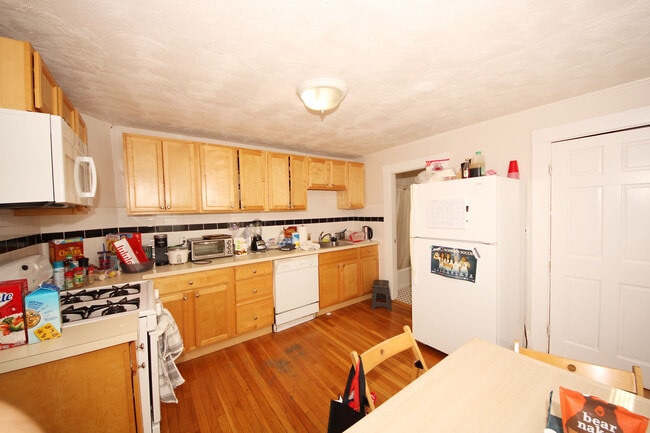 64 Bedford St in Waltham, MA - Building Photo - Building Photo