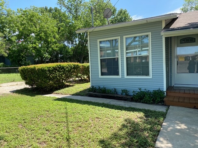 156 S Grape Ave in New Braunfels, TX - Building Photo - Building Photo