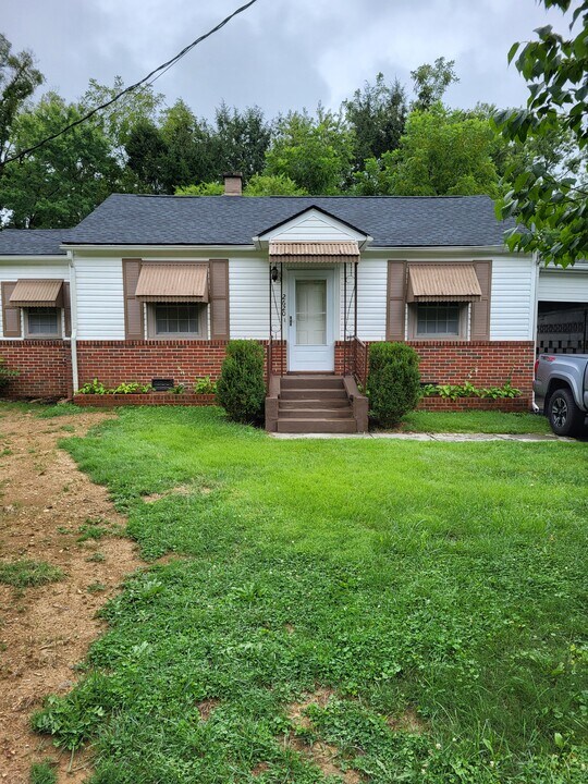2620 Shelby St in Bristol, TN - Foto de edificio