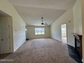 125 Glenwood Dr in Hubert, NC - Foto de edificio - Building Photo