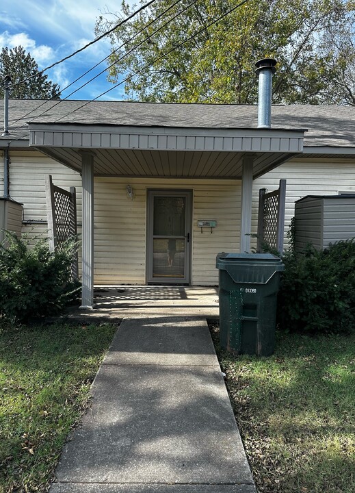 202 S Cave St-Unit -102 in Tuscumbia, AL - Building Photo