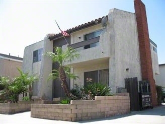 16711 Dolores Ln in Huntington Beach, CA - Foto de edificio