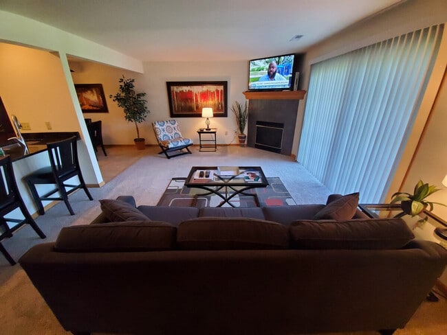 2309 Deer Park Dr in Pewaukee, WI - Building Photo - Building Photo