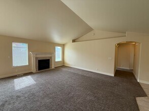 6020 Landmark Ln in Eugene, OR - Building Photo - Building Photo