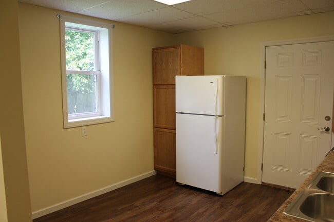 156 May Ave, Unit Apt 3 in Washington, PA - Foto de edificio - Building Photo