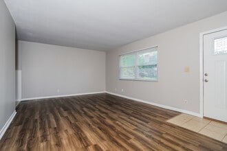 2573 Merriway Ln in Cincinnati, OH - Building Photo - Building Photo