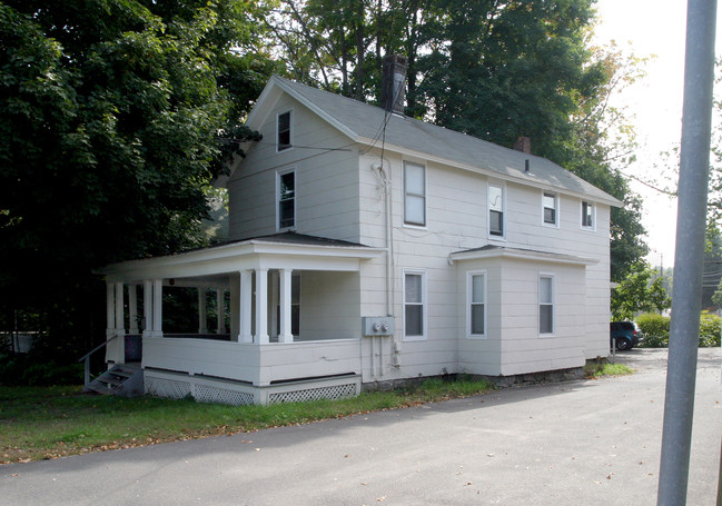 395 Main St in Oakville, CT - Foto de edificio - Building Photo