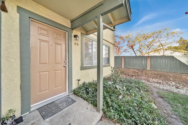 Heather Ridge Apartments in Redding, CA - Building Photo - Building Photo