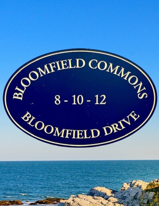 8 Bloomfield Dr in Fairfield, CT - Building Photo
