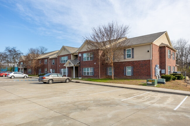 Overlook Apartments in Gallatin, TN - Building Photo - Building Photo