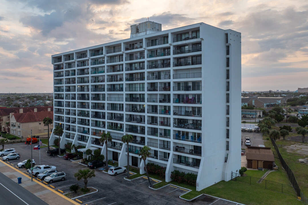 By the Sea Condominiums in Galveston, TX - Foto de edificio