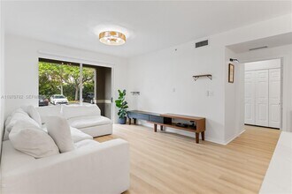 6851 SW 44th St in Miami, FL - Foto de edificio - Building Photo